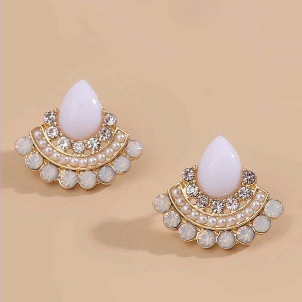 5/$25 WHITE RHINESTONE EARRINGS